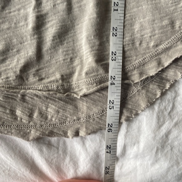 Wilt Short Sleeve Shrunken V-Neck Shirttail Top w/Raw Hem - Picture 6 of 10